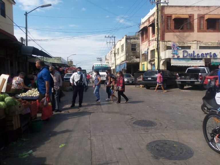 Busca Tránsito reordenar vialidad en los mercados