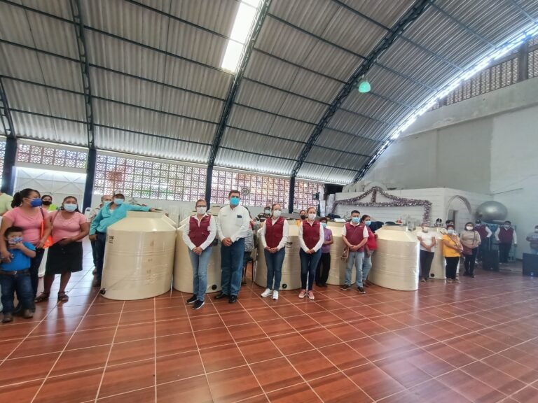 ENTREGÓ APOYOS LA LIC. ROSALÍA ÁLVAREZ MUÑOZ EN 5 COMUNIDADES A MÁS DE 100 BENEFICIADOS