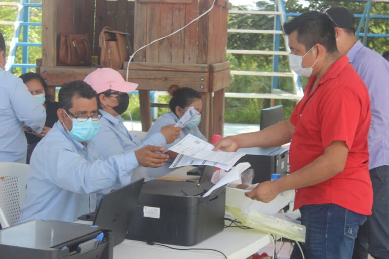 Tramitan documentos para ciudadanos que acuden a vacunarse