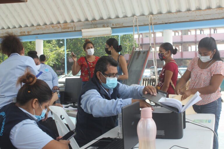 Apoyan a jóvenes que acuden a vacunarse
