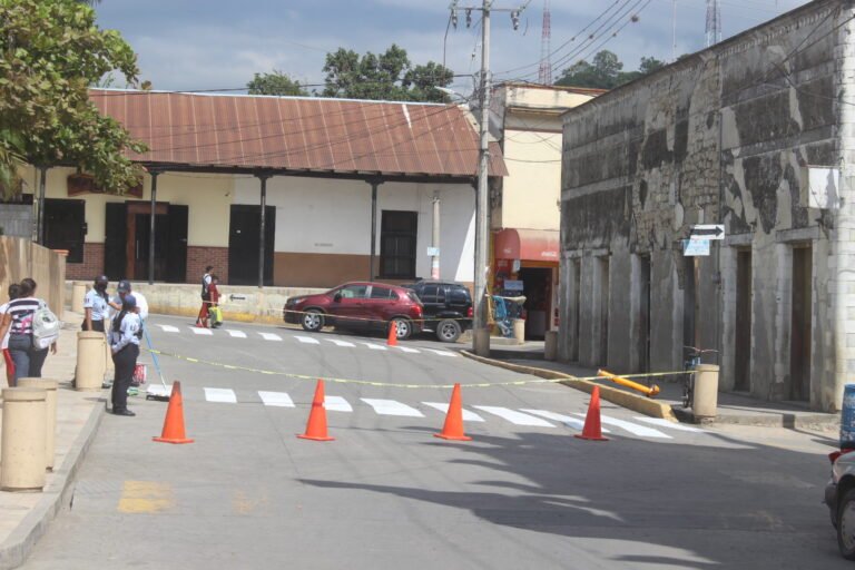 Balizan pasos peatonales en la zona centro