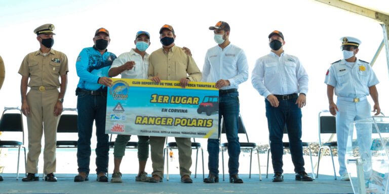 Premia Gobernador a los ganadores del torneo Internacional de Corvina en La Pesca.