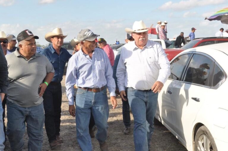 Celebra César Verástegui con miles de familias fiestas en Soto la Marina