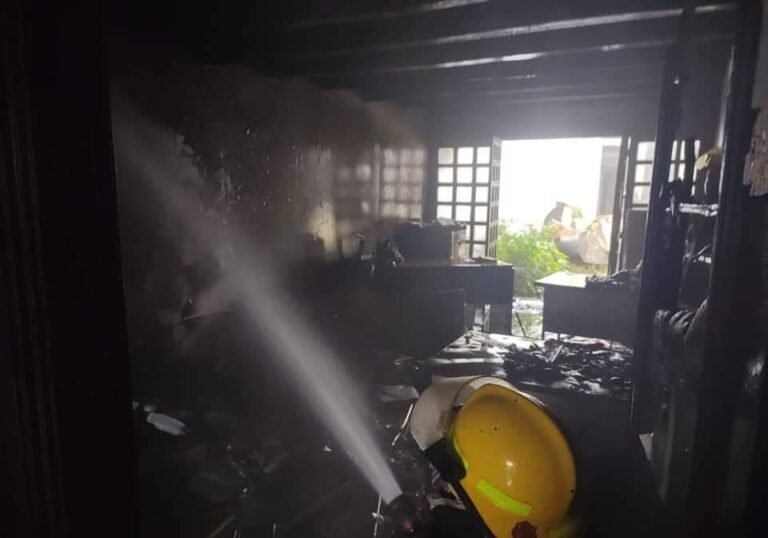 Incendio consume oficinas de la delegación de la SEV en Coatepec