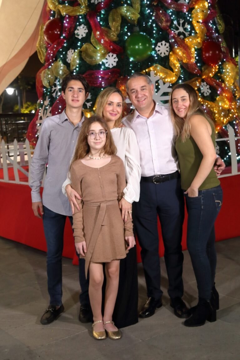 Adrián Oseguera da mensaje navideño en compañía de su familia