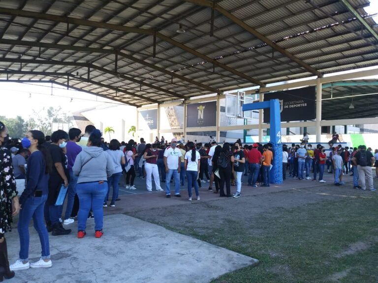 Atípico día de vacunación contra Coviden Tampico; abarrotado el Polideportivo