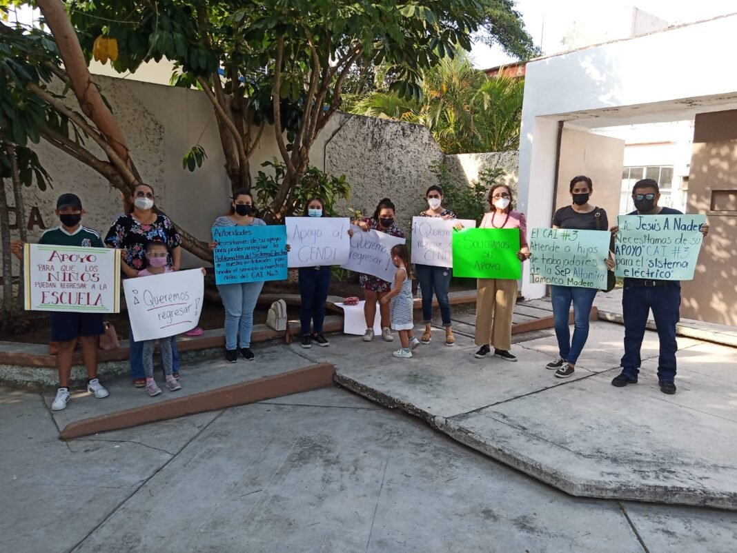 Escuela para hijos de maestros está sin luz; «profes» sacan las pancartas
