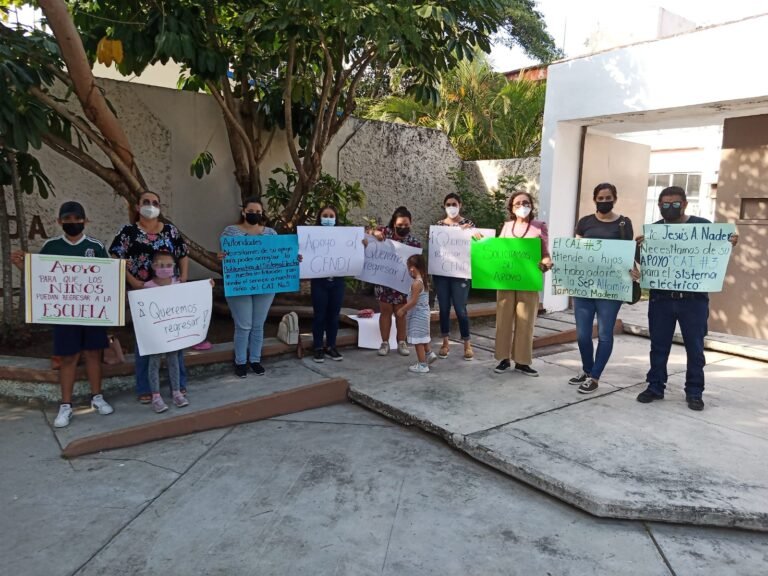 Escuela para hijos de maestros está sin luz; «profes» sacan las pancartas