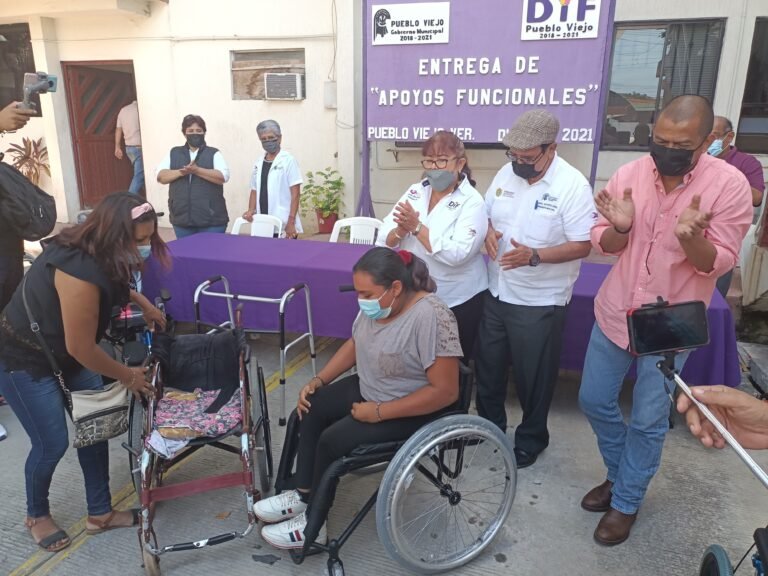 EMOTIVA ENTREGA DE APOYOS FUNCIONALES EN EL DIF DE PUEBLO VIEJO