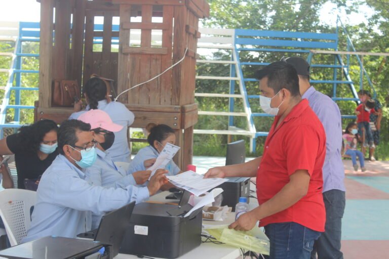 Aplican refuerzo de vacunación contra el covid