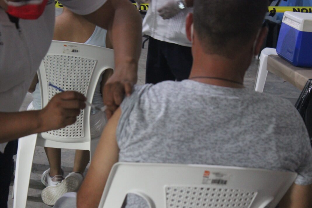 Por segunda ocasión vacunarán a los adultos mayores