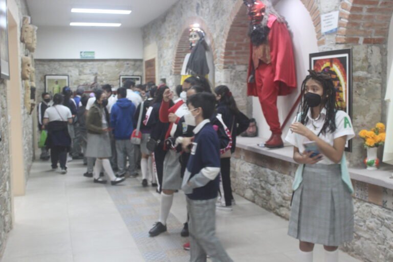 Realizan alumnos visitas guiadas a la Casa de Cultura