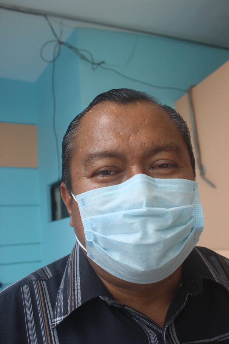 Recomiendan no estacionarse en doble fila en las escuelas