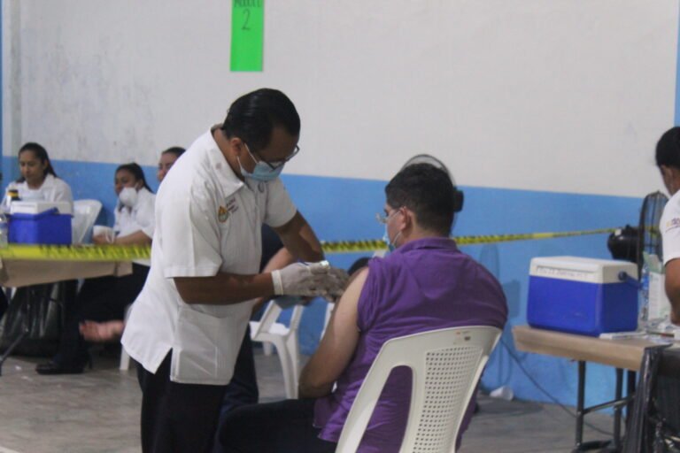 Aplicarán refuerzo de vacuna contra el covid a adultos de 30 a 39 años