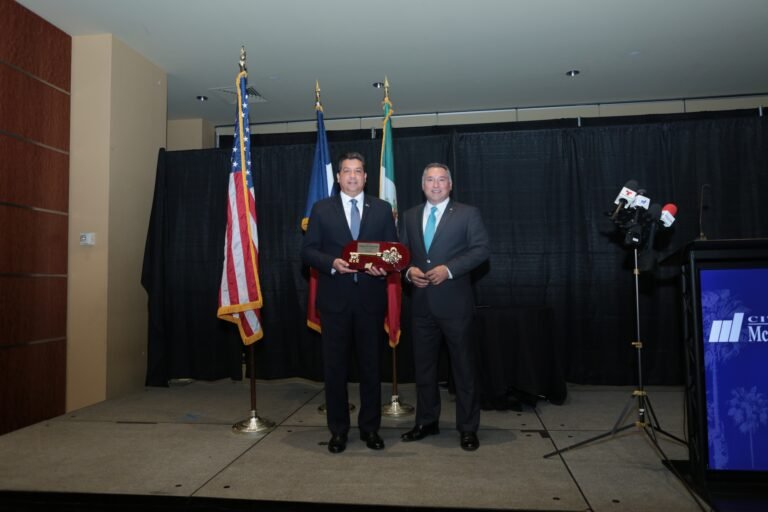 Recibe Gobernador Cabeza de Vaca las llaves de la ciudad de McAllen.
