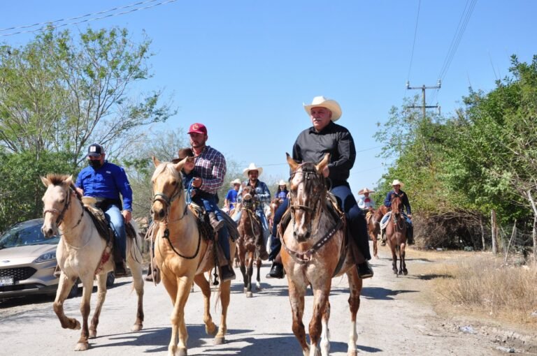 Cabalgan por las tradiciones mexicanas en Jiménez