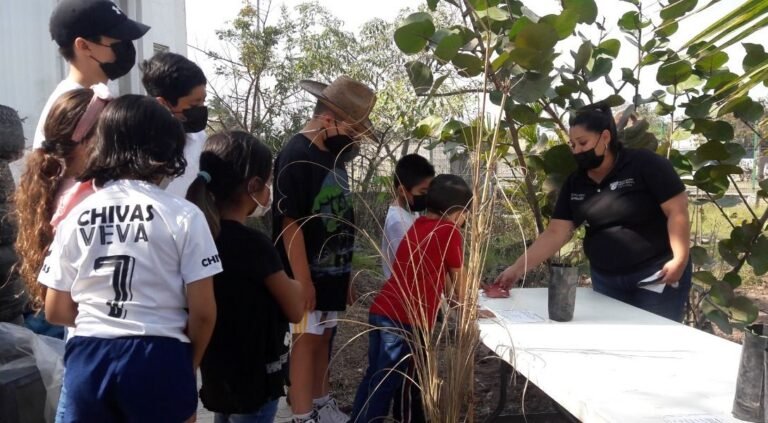 IMPARTEN PLÁTICA A MENORES SOBRE FLORA Y FAUNA DE PLAYA MIRAMAR