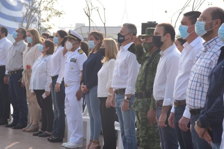 Realizan Izamiento de Monumental Bandera en el Parque Ferial de Tampico