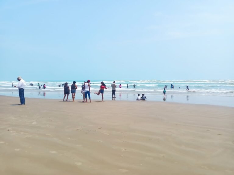 Llegan a playa Tesoro 4 mil 500 visitantes este jueves Santo 