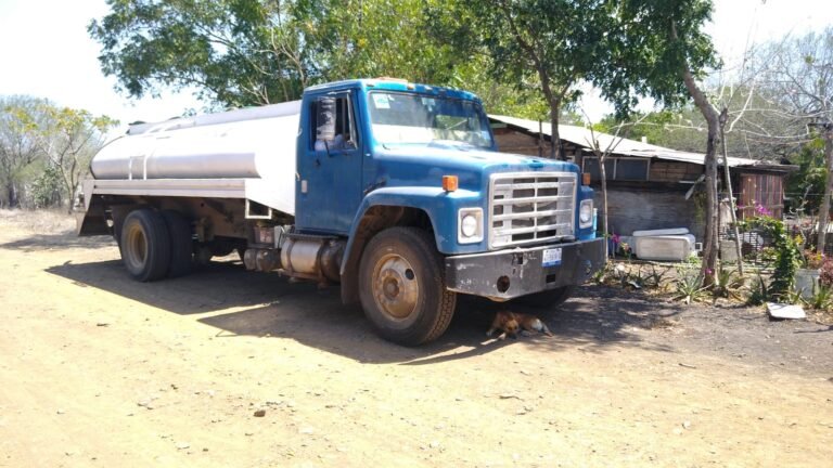 Cinco comunidades se han quedado sin agua, Comapa lleva en pipas para abastecer del vital líquido
