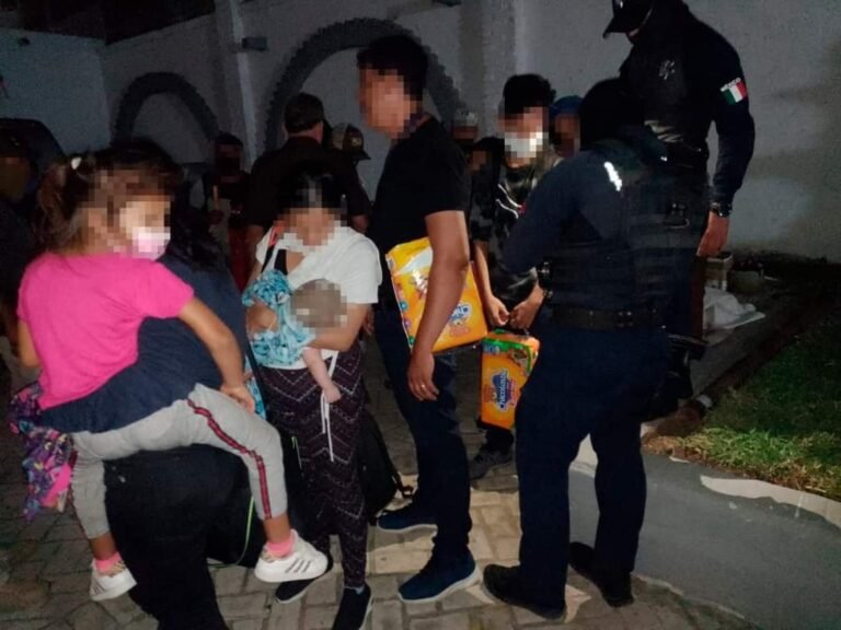 Rescatan migrantes de diversas nacionalidades en autobús de turismo ￼