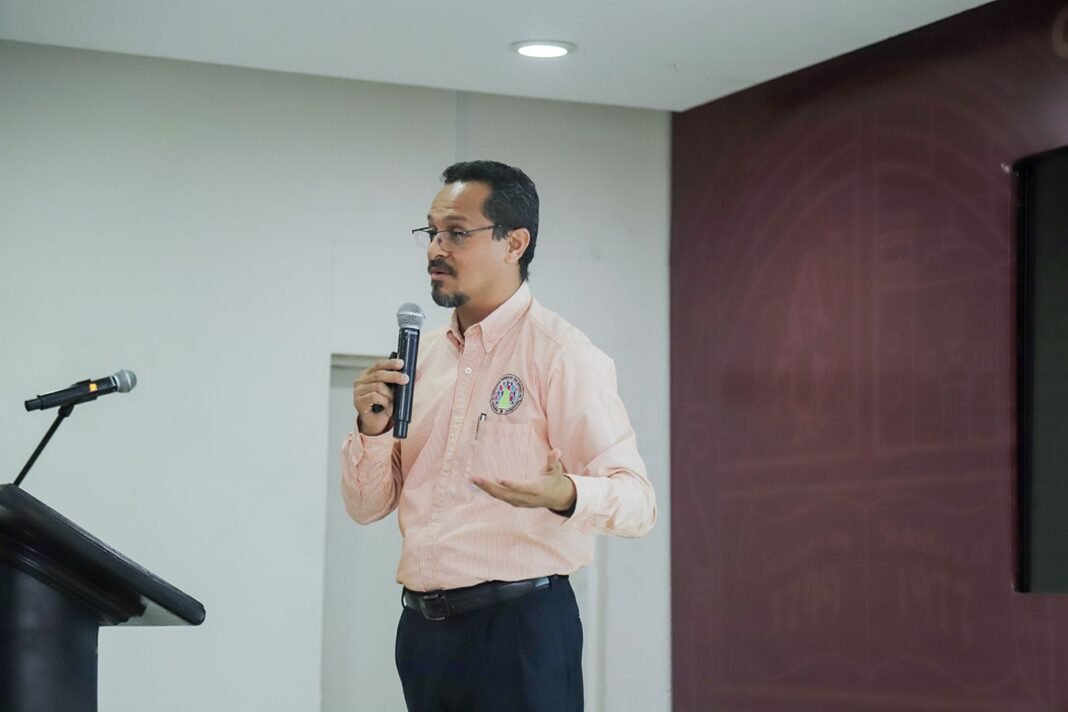 IMPARTEN CONFERENCIA SOBRE DERECHOS HUMANOS A SERVIDORES PÚBLICOS