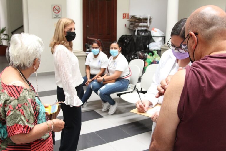 Aplican Vacuna AntiCovid en las Oficinas del Sistema DIF Tampico