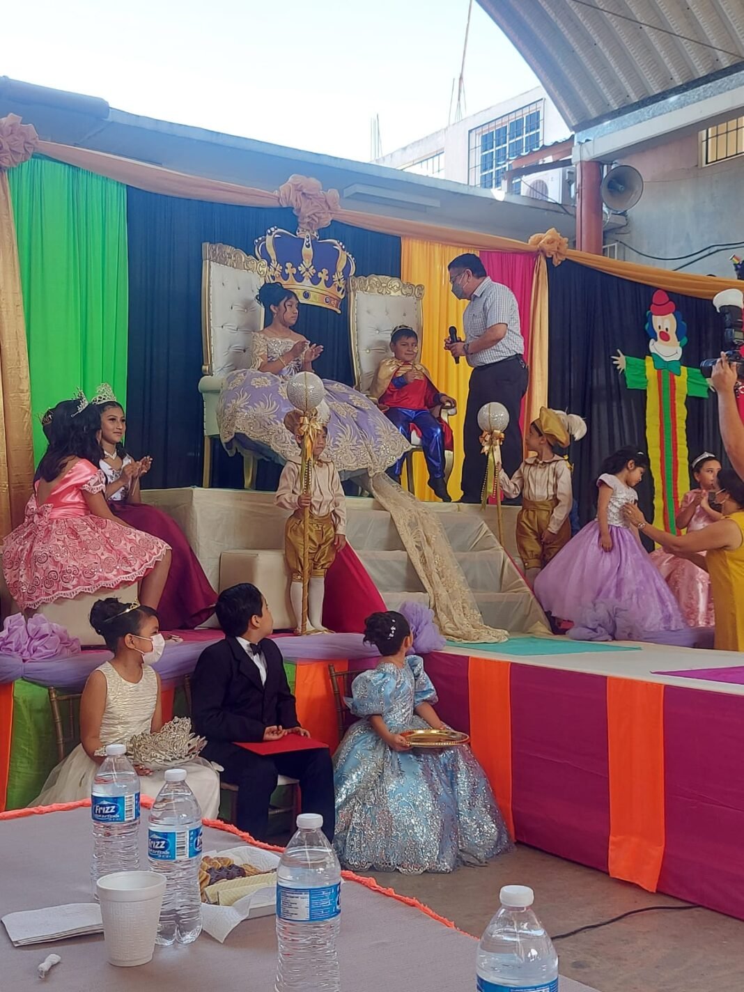 Se unen a festejos del Día del Niño