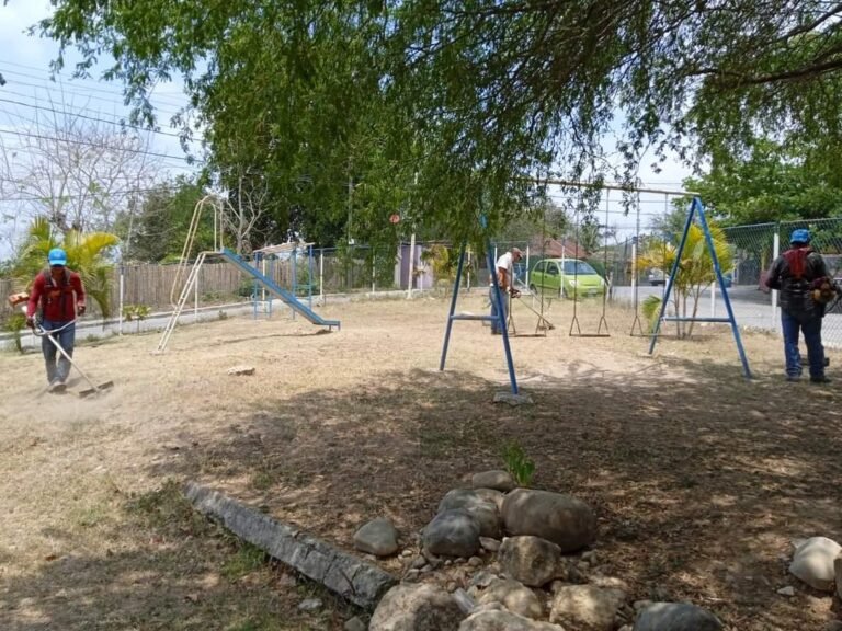 Ayuntamiento de Tantoyuca mejora imagen de parques y jardínes