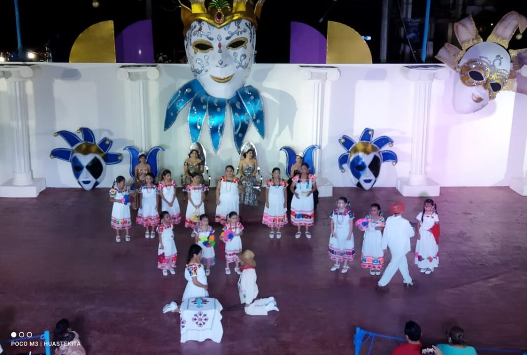 Se presentaron alumnos de los talleres culturales en el Teatro del Pueblo