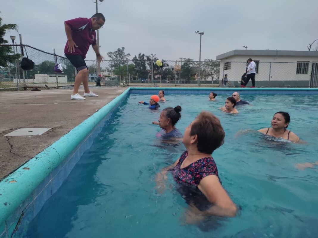 IMPARTEN CLASES DE ACUAEROBICS A ADULTOS MAYORES EN LA UNIDEP DE MADERO