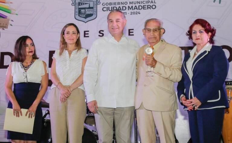 OTORGAN LA MEDALLA “PROF. LAURO AGUIRRE” AL MÉRITO EDUCATIVO