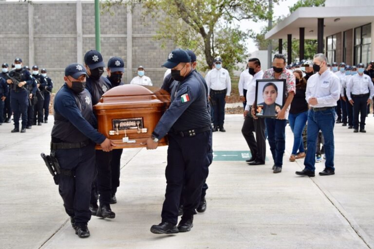 RINDEN HOMENAJE PÓSTUMO A MUJER POLICÍA QUE PERDIERA LA VIDA EN OPERATIVO DE SEGURIDAD