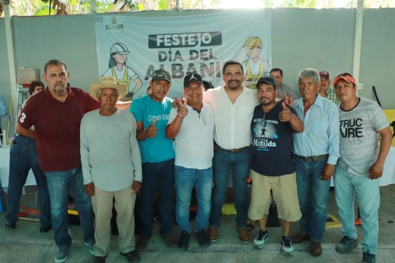 FELICITÓ EL ALCALDE VÍCTOR DE LA GARZA A LOS ALBAÑILES EN SU DÍA