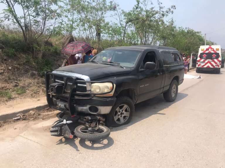 JOVEN MOTOCICLISTA MUERE AL INVADIR CARRIL Y CHOCAR DE FRENTE CONTRA CAMIONETA