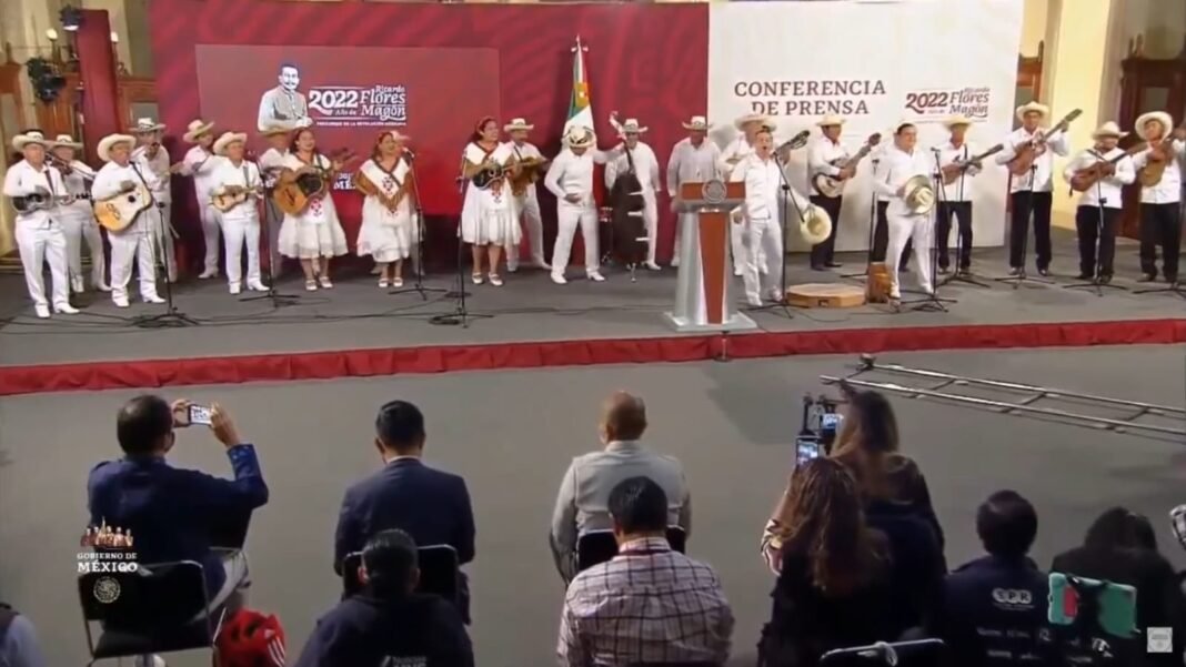 Casa de Cultura de Pánuco lleva Mañanitas a Palacio Nacional por invitación del Presidente de la República.