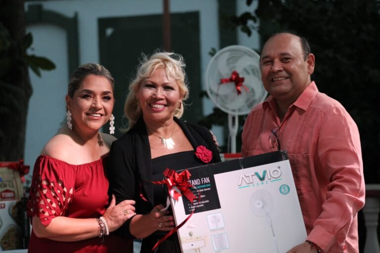 MÁS DE 3,800 DOCENTES SON FESTEJADOS POR OSCAR GUZMÁN DE PAZ.