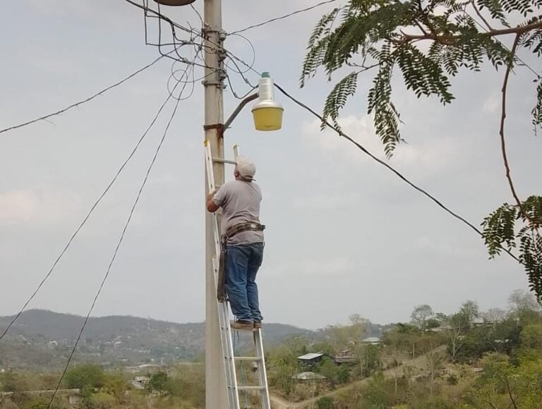  ATIENDE MUNICIPIO PETICIONES EN ALUMBRADO PÚBLICO 