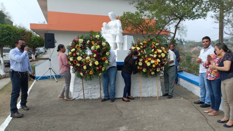 Rinden homenaje a las madres al colocar ofrenda floral