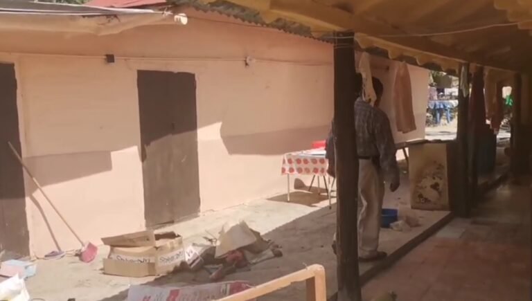 Atienden reporte de abejas en un domicilio