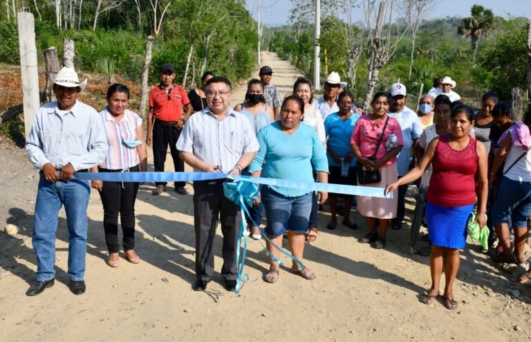 Mejoran caminos en la zona rural