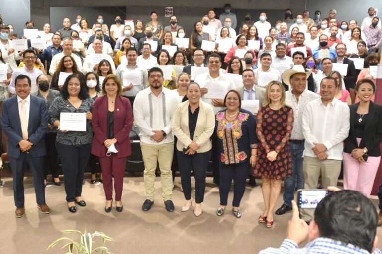 Docentes veracruzanos, ejemplo de vocación y entrega: diputada Lourdes Juárez
