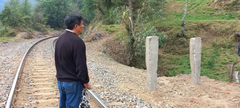 Empresa ferroviaria Kansas City bloquea  paso a familias en Las Vigas de Ramírez 
