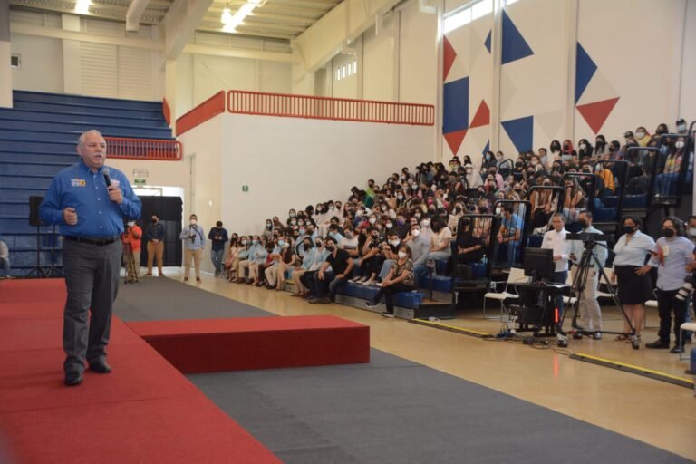 Presenta propuestas de seguridad, salud, desarrollo económico, educación y oportunidades para jóvenes