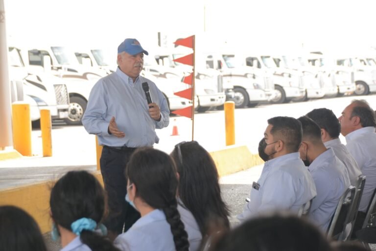 Seguridad y mejor infraestructura vial, compromiso de Truko con transportistas