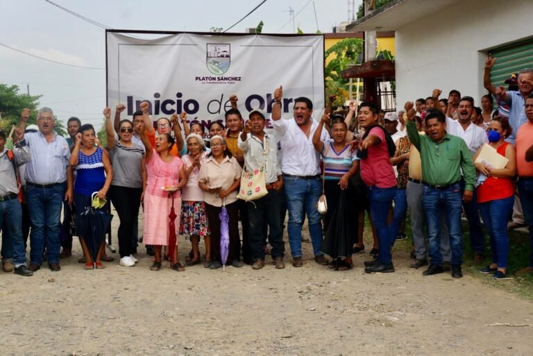 GUILEBALDO FLORES LÓPEZ DA BANDERAZO DE INICIO DE OBRA
