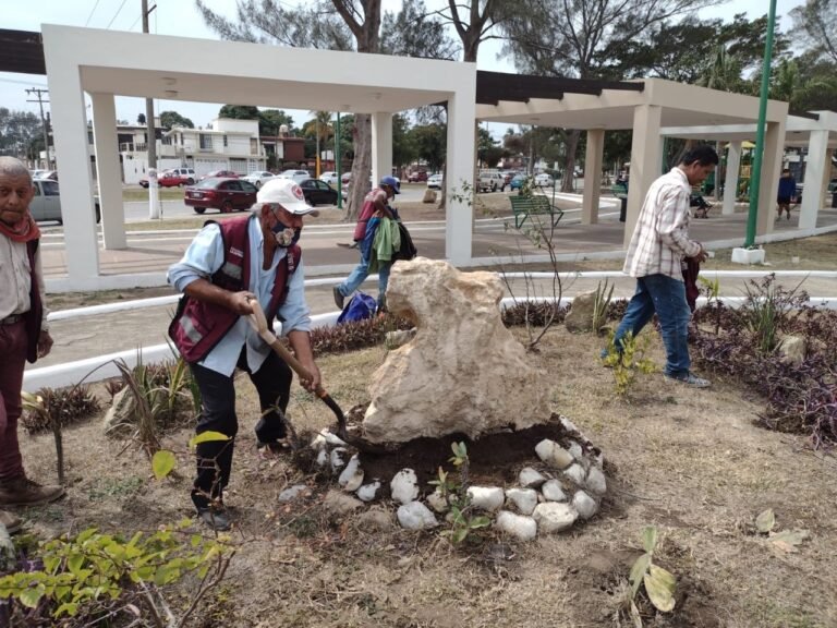Fortalece Municipio programa de mantenimiento en plazas de Ciudad Madero