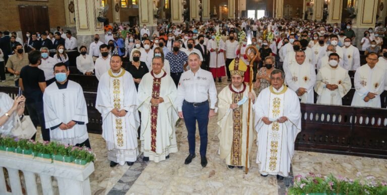 Asiste Adrián Oseguera al 100 aniversario de la Parroquia Sagrado Corazón de Jesús