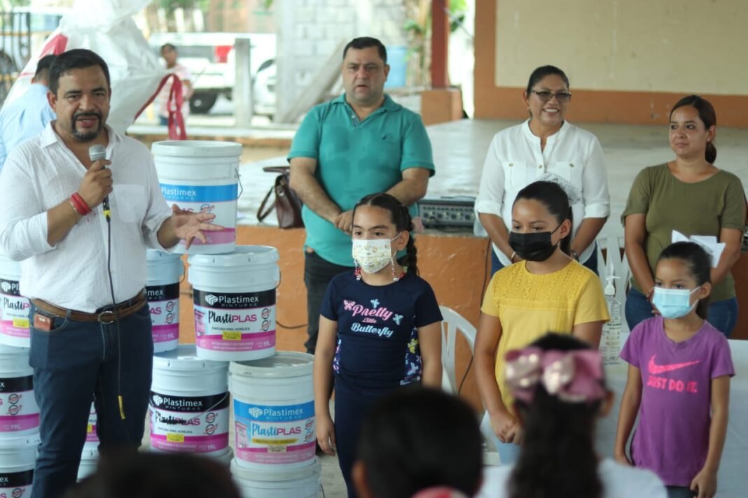 DAN FIRME APOYO A LAS ESCUELAS DE EL HIGO