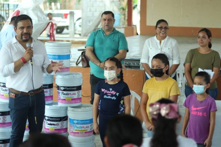 DAN FIRME APOYO A LAS ESCUELAS DE EL HIGO